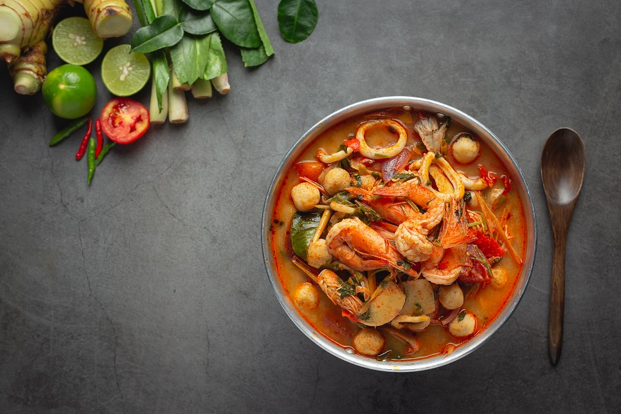 Острый тайский суп из морепродуктов полюбился многим россиянам, но некоторым он просто противопоказан.