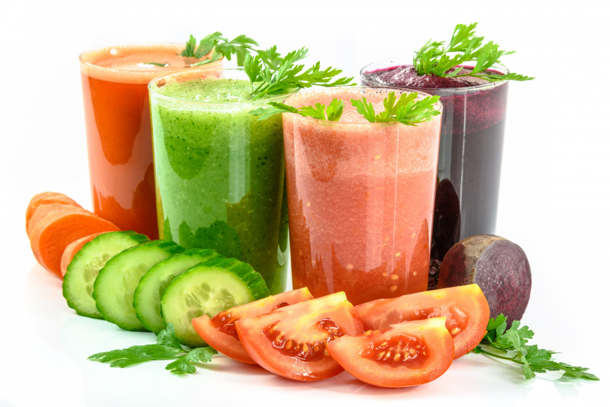 Свежевыжатые соки из овощей и фруктов мешают правильной работе кишечника.