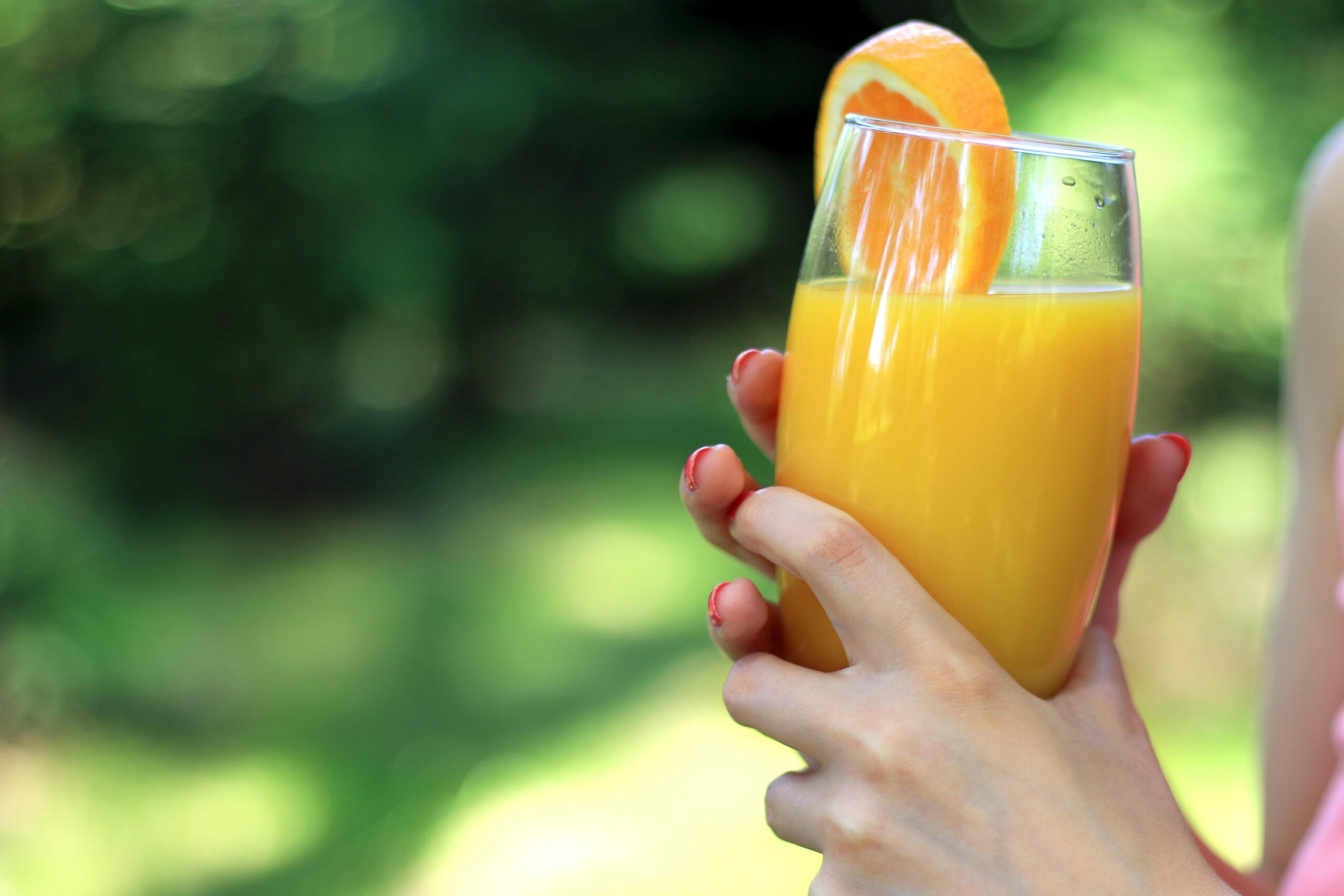 Свежевыжатый апельсиновый сок способствует красоте кожи.