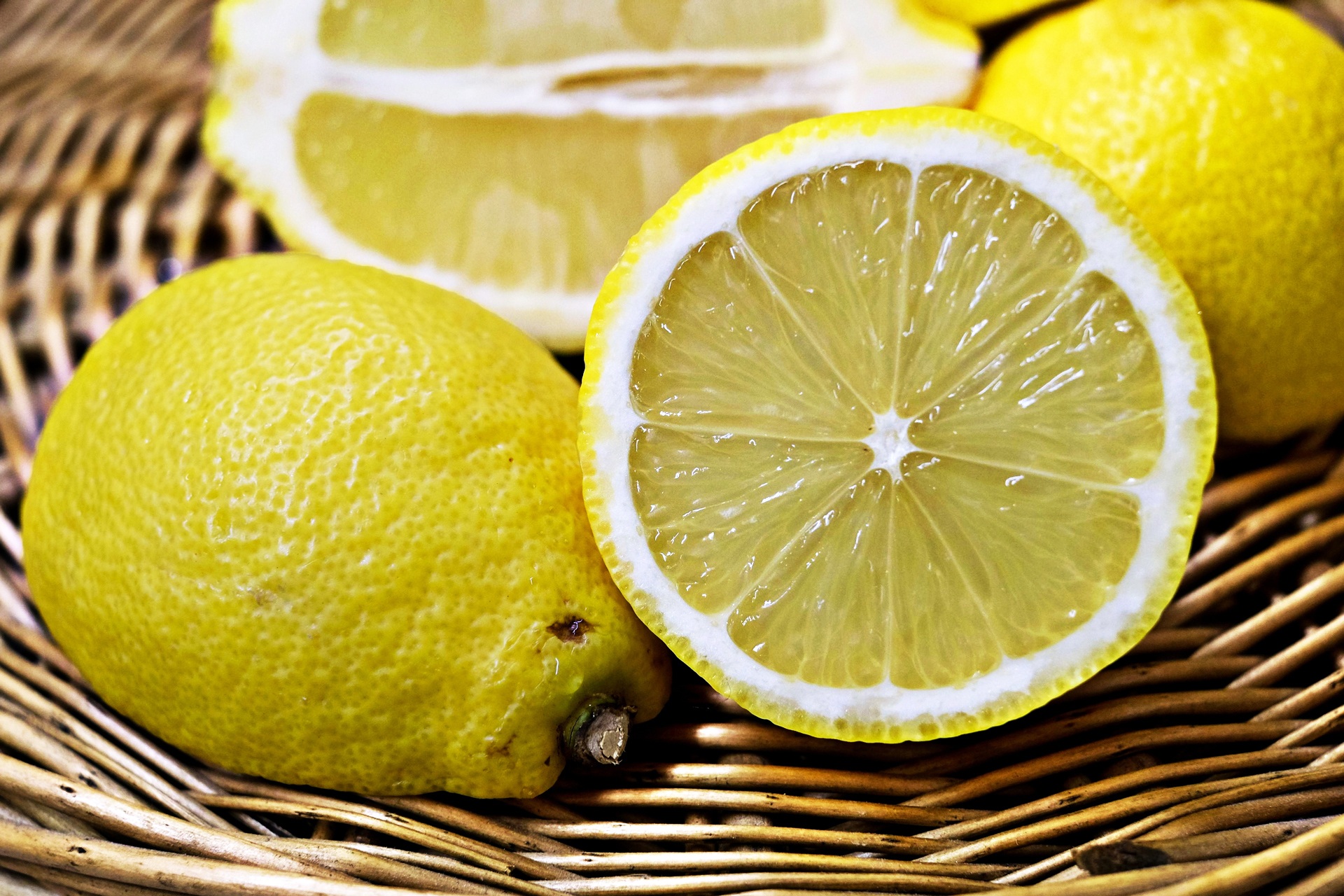 В лимонах и апельсинах содержится лимонен, который помогает бороться с раковыми клетками.