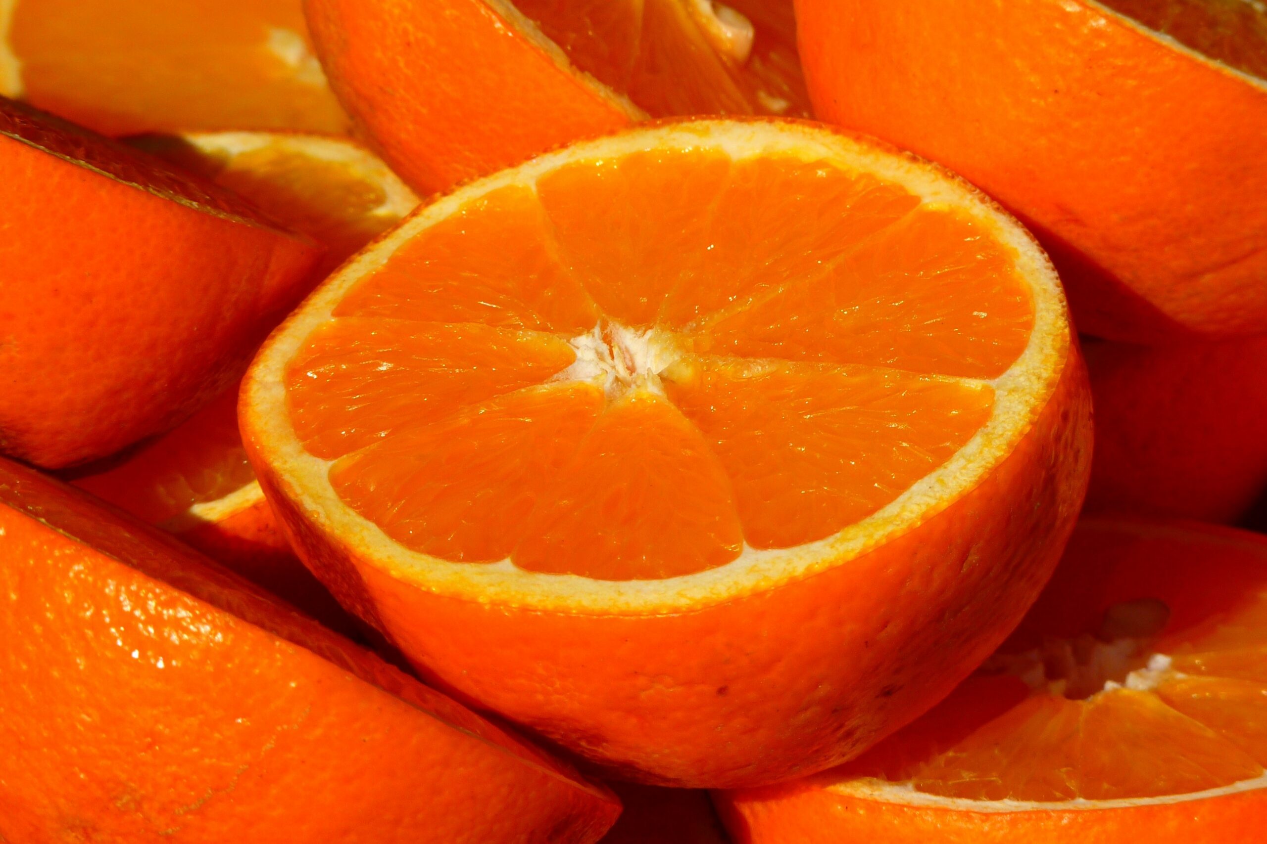 Апельсины и некоторые другие фрукты способствуют хорошей работе сердца.