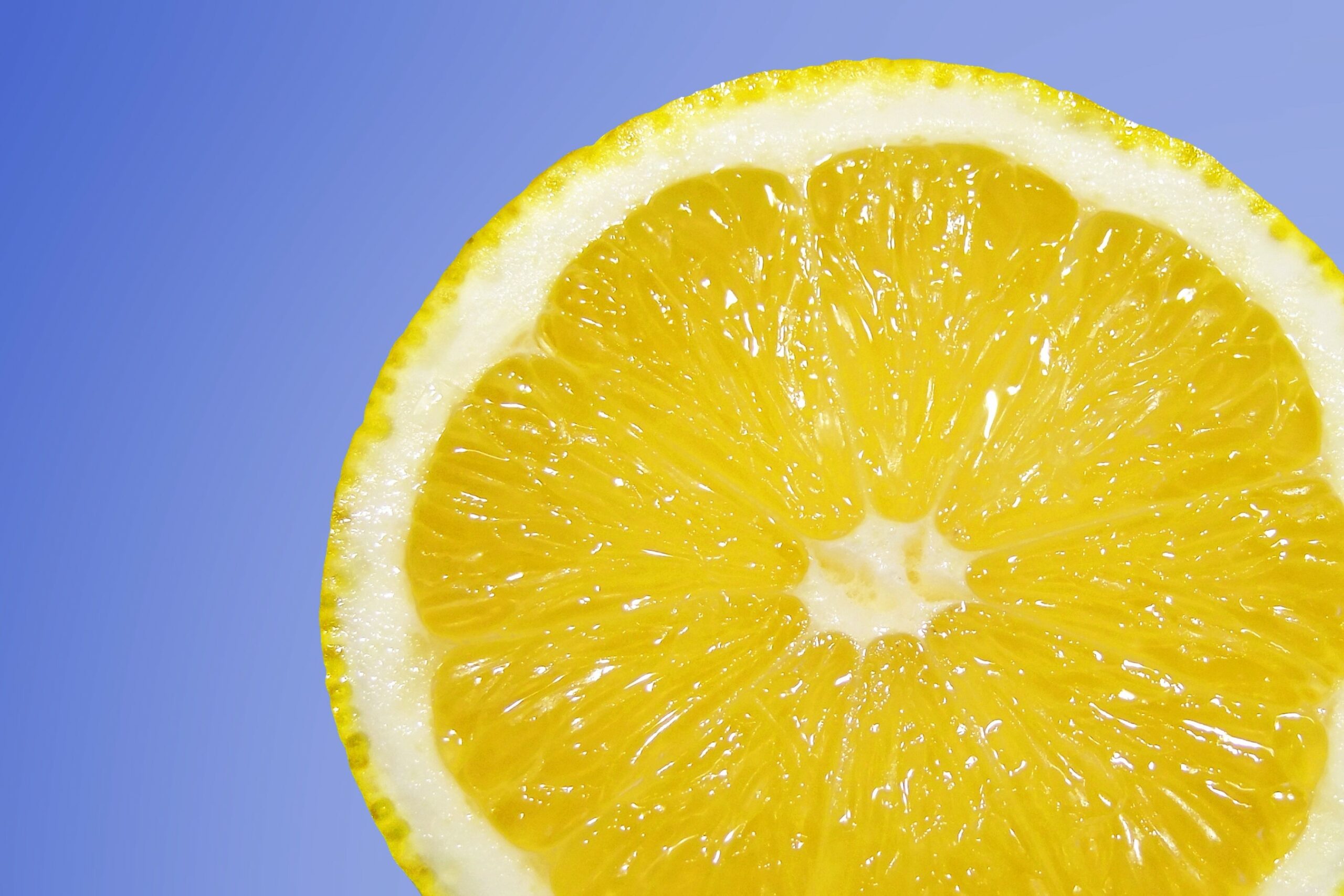 Лимонный сок способствует укреплению иммунитета.